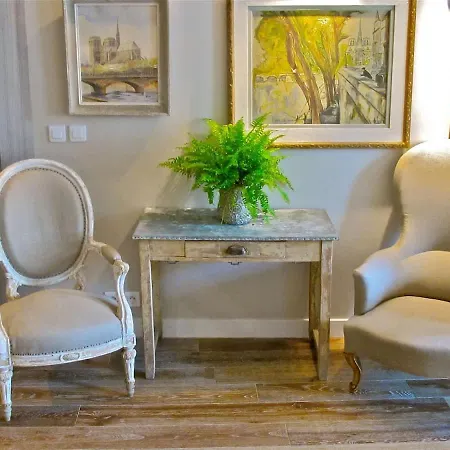 The Romantic Notre Dame アパート パリ