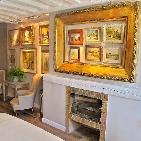 The Romantic Notre Dame Apartment *