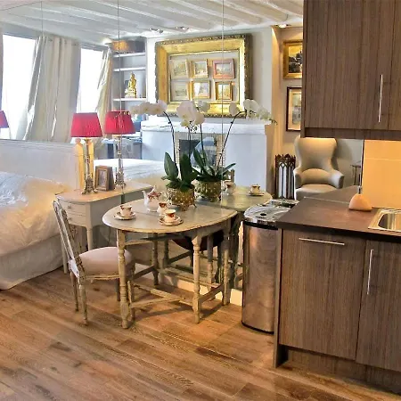 The Romantic Notre Dame パリ