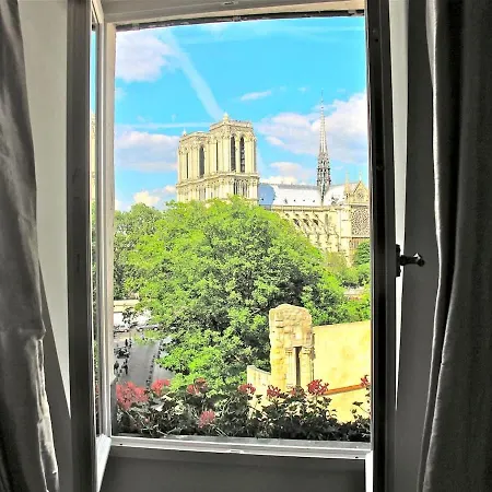 The Romantic Notre Dame Apartment