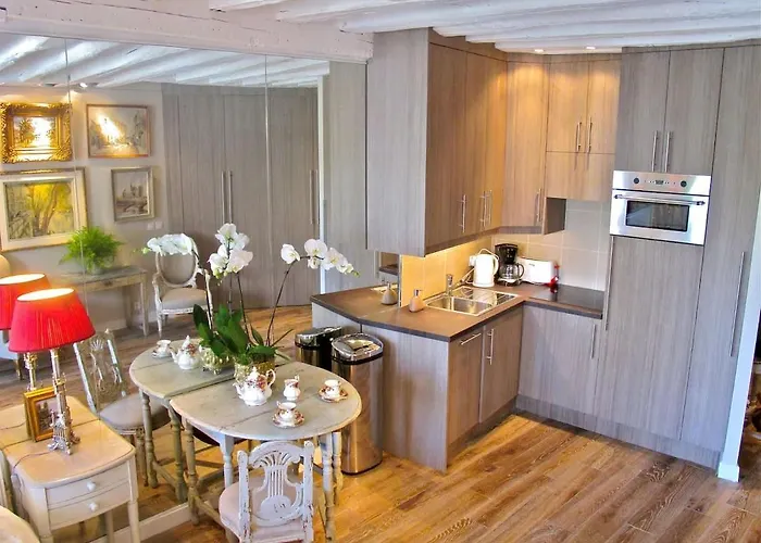 The Romantic Notre Dame Apartment *