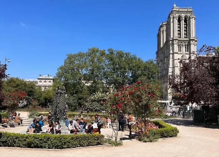 The Romantic Notre Dame Apartment *