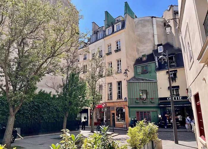 The Romantic Notre Dame Apartment *